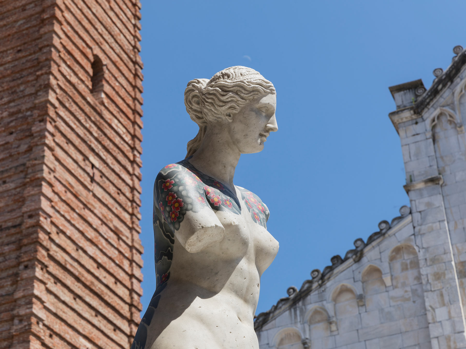 Fabio Viale, Truly, installation view. Courtesy l'artista e Galleria Poggiali. Photo credit © Nicola Gnesi
 Fabio Viale, Truly, installation view. Courtesy l'artista e Galleria Poggiali. Photo credit © Nicola Gnesi