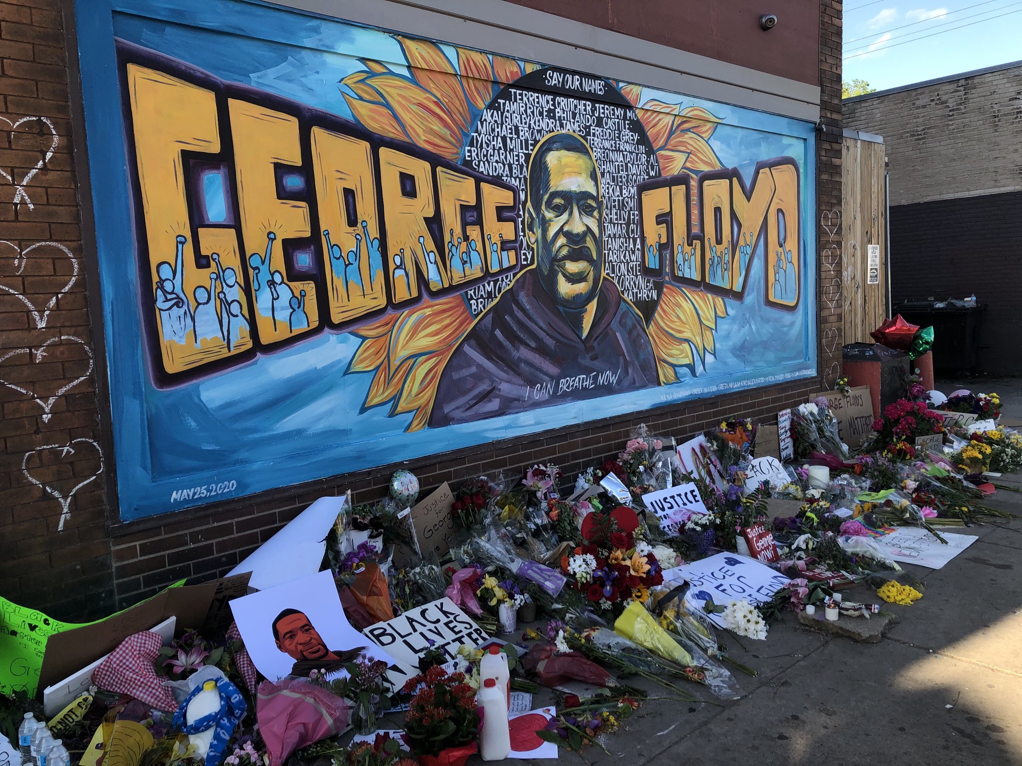 Minneapolis, sul luogo dove George Floyd è stato ucciso
