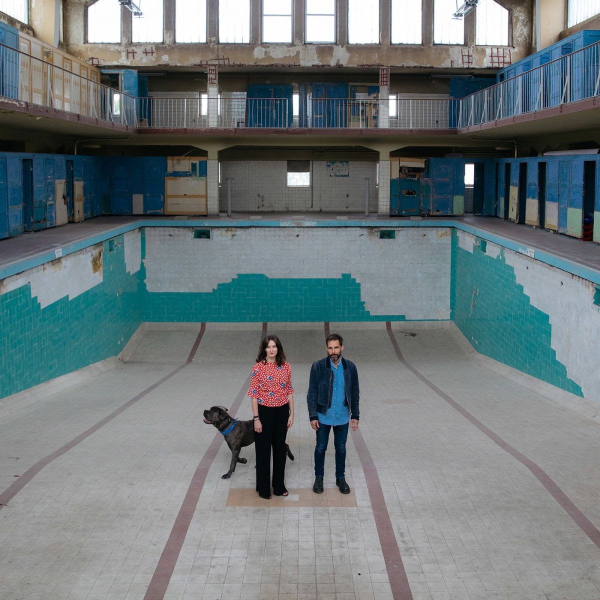 Helen Turner e Pablo Wendel nella ex piscina Bauhaus che ospiterà la riedizione del Padiglione della Lituania
