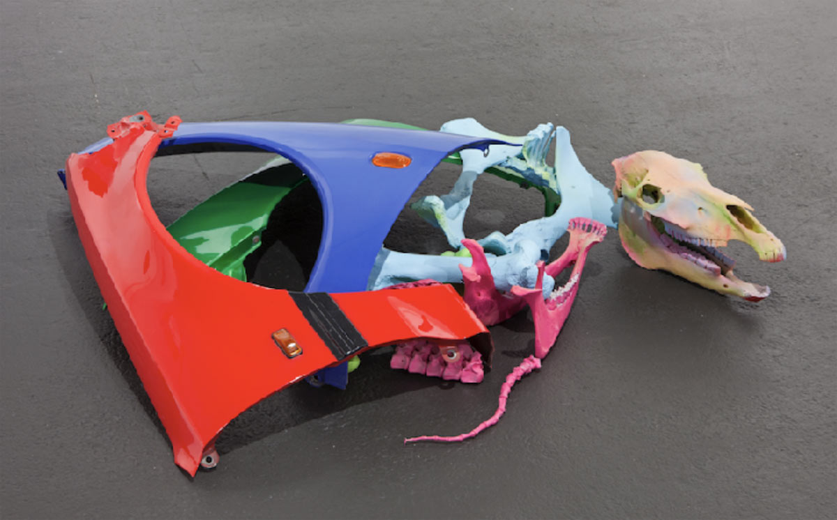 Jimmie Durham, Aazaard (2018; ossa animali, pittura acrilica, parti di automobile, 41 x 169 x 136 cm)
