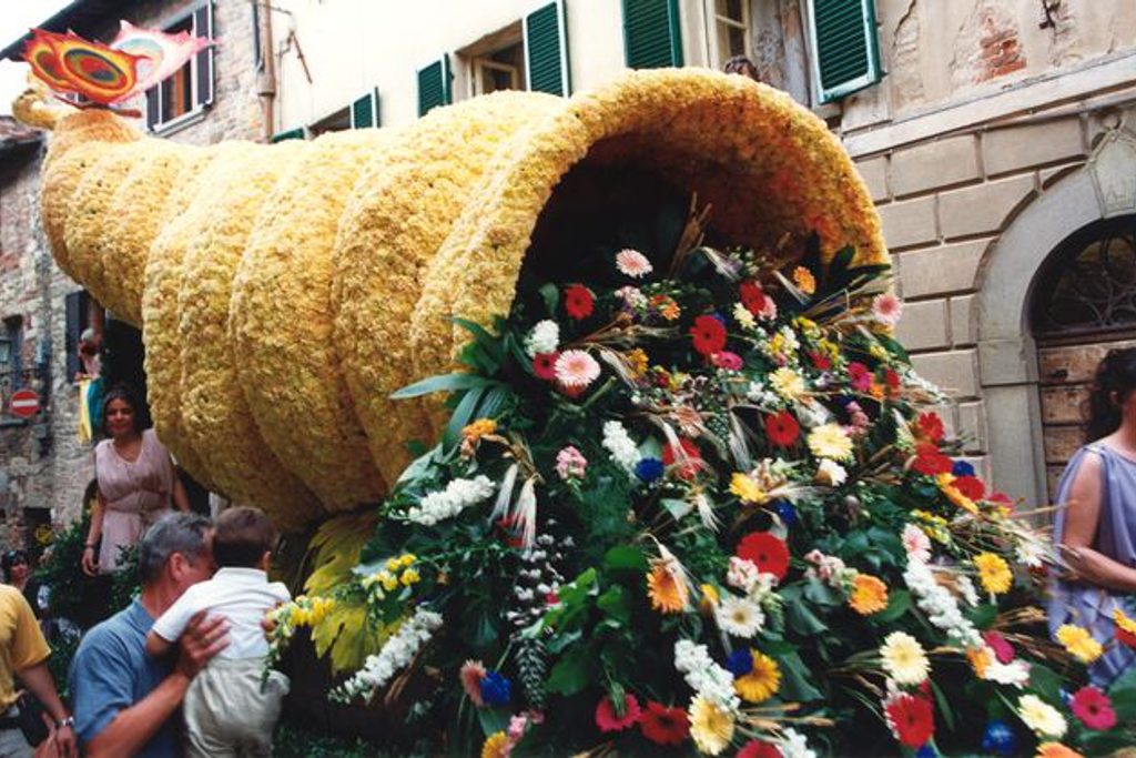 Uno dei carri della Maggiolata. Ph. Credit Ivo Civitelli - Maggiolata lucignanese
