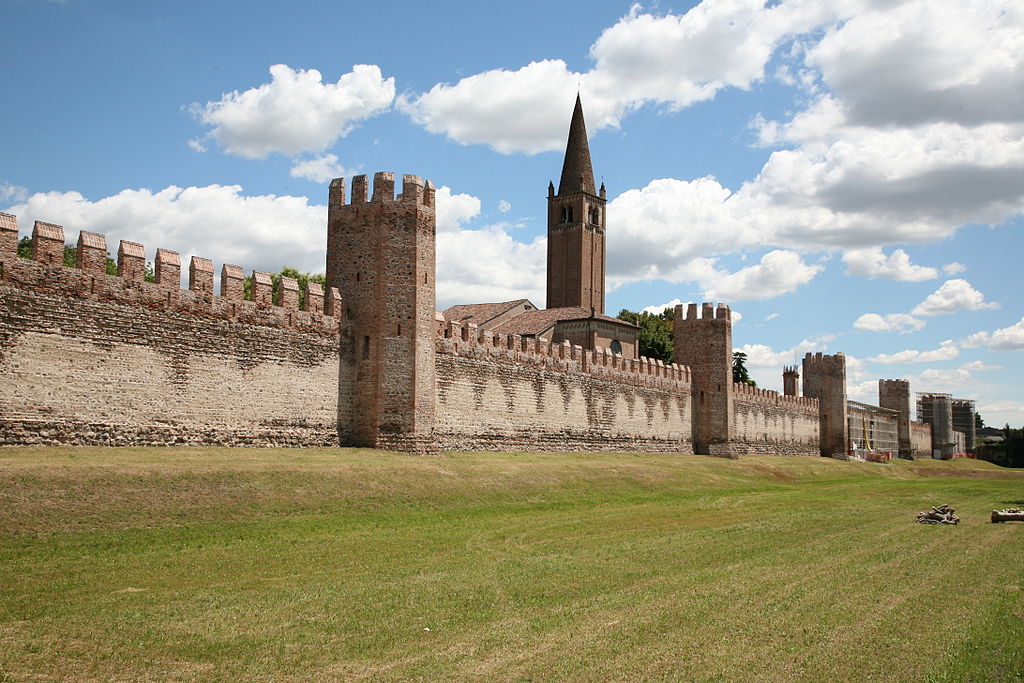 Le mura di Montagnana: sullo sfondo il campanile di San Francesco