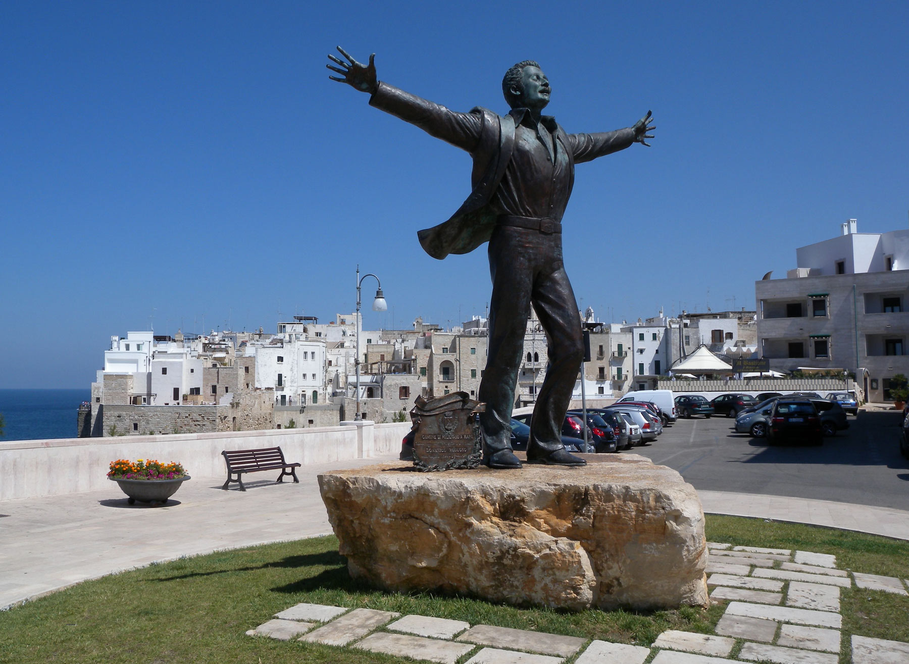 Monumento a Domenico Modugno (Polignano a Mare, Bari)