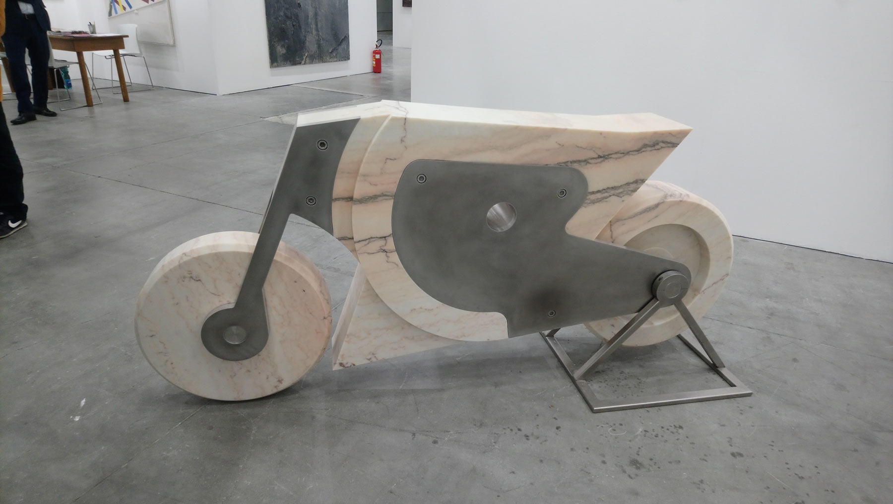 La moto di Cavenago esposta allo stand di Lara e Rino Costa La moto di Cavenago esposta allo stand di Lara e Rino Costa