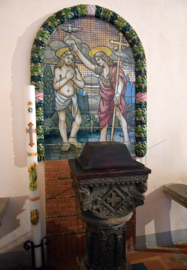 Il fonte battesimale decorato da Tito Chini
