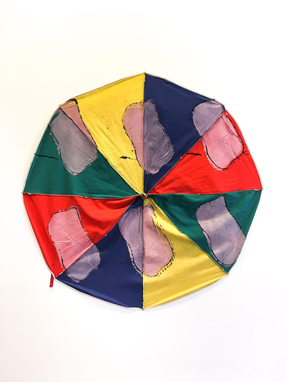 Una delle opere di Viallat allo stand di Antonella Cattani Una delle opere di Viallat allo stand di Antonella Cattani