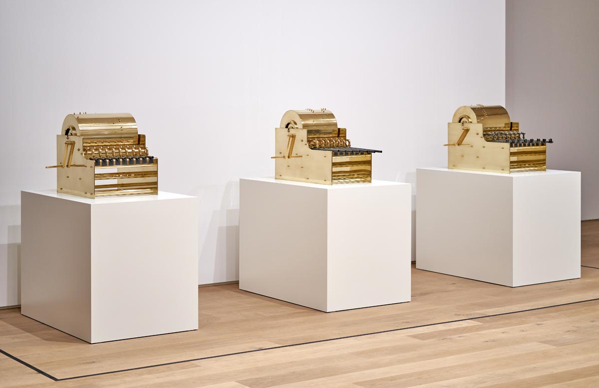 Pedro Reyes, Disarm Music Box (Glock/Mozart), Disarm Music Box (Beretta/Vivaldi), Disarm Music Box (Karabiner/Matter) (2020; installazione). Copyright Museum Tinguely, Basilea. Ph. Credit Daniel Spehr, Courtesy l'artista
 Pedro Reyes, Disarm Music Box (Glock/Mozart), Disarm Music Box (Beretta/Vivaldi), Disarm Music Box (Karabiner/Matter) (2020; installazione). Copyright Museum Tinguely, Basilea. Ph. Credit Daniel Spehr, Courtesy l'artista