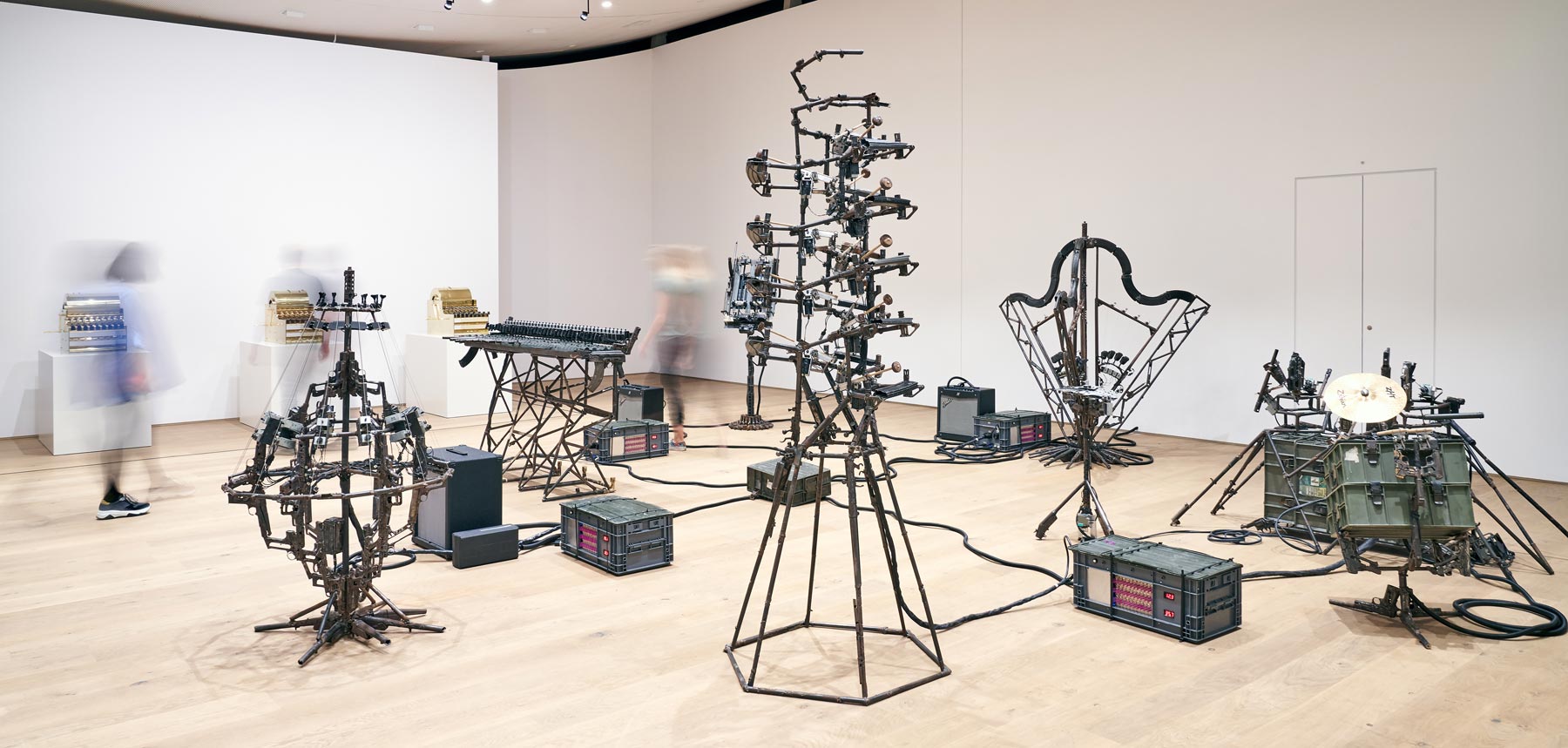 Pedro Reyes, Disarm (Mechanized) II (2014; installazione). Copyright Museum Tinguely, Basilea. Ph. Credit Daniel Spehr, Courtesy l'artista
 Pedro Reyes, Disarm (Mechanized) II (2014; installazione). Copyright Museum Tinguely, Basilea. Ph. Credit Daniel Spehr, Courtesy l'artista