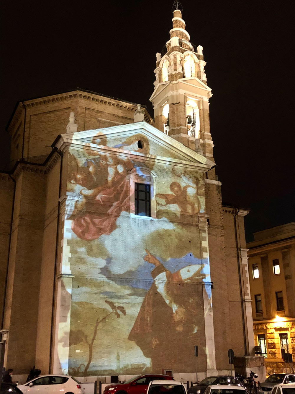 Proiezione della Pala Gozzi sulla facciata della chiesa del Sacramento
