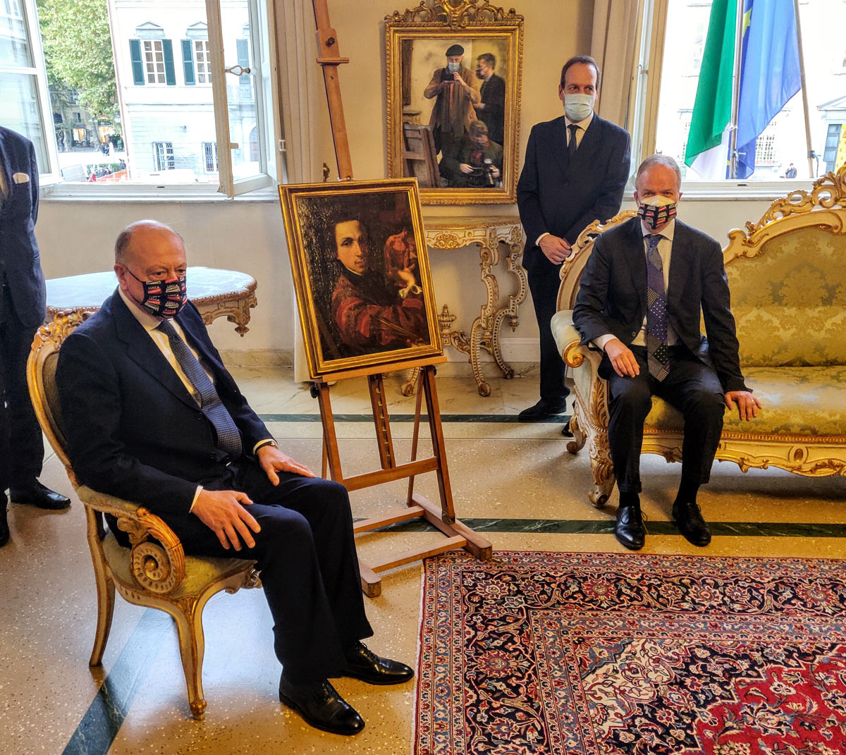 Eike Schmidt con il sindaco di Lucca, Paolo Tambellini, e l'autoritratto di Bernardino Nocchi
