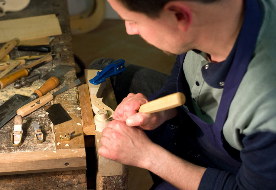 Artigiano del legno al lavoro