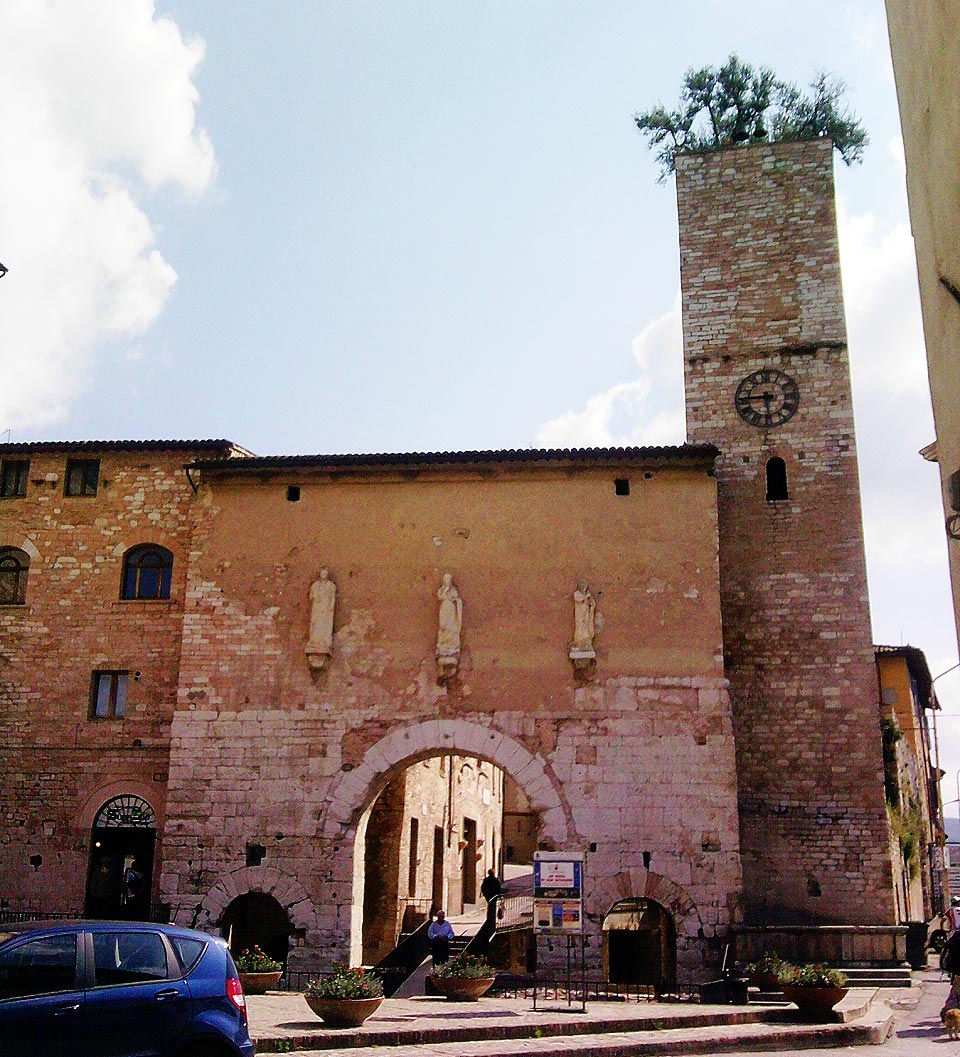 La Porta Consolare e la Torre di Borgo
