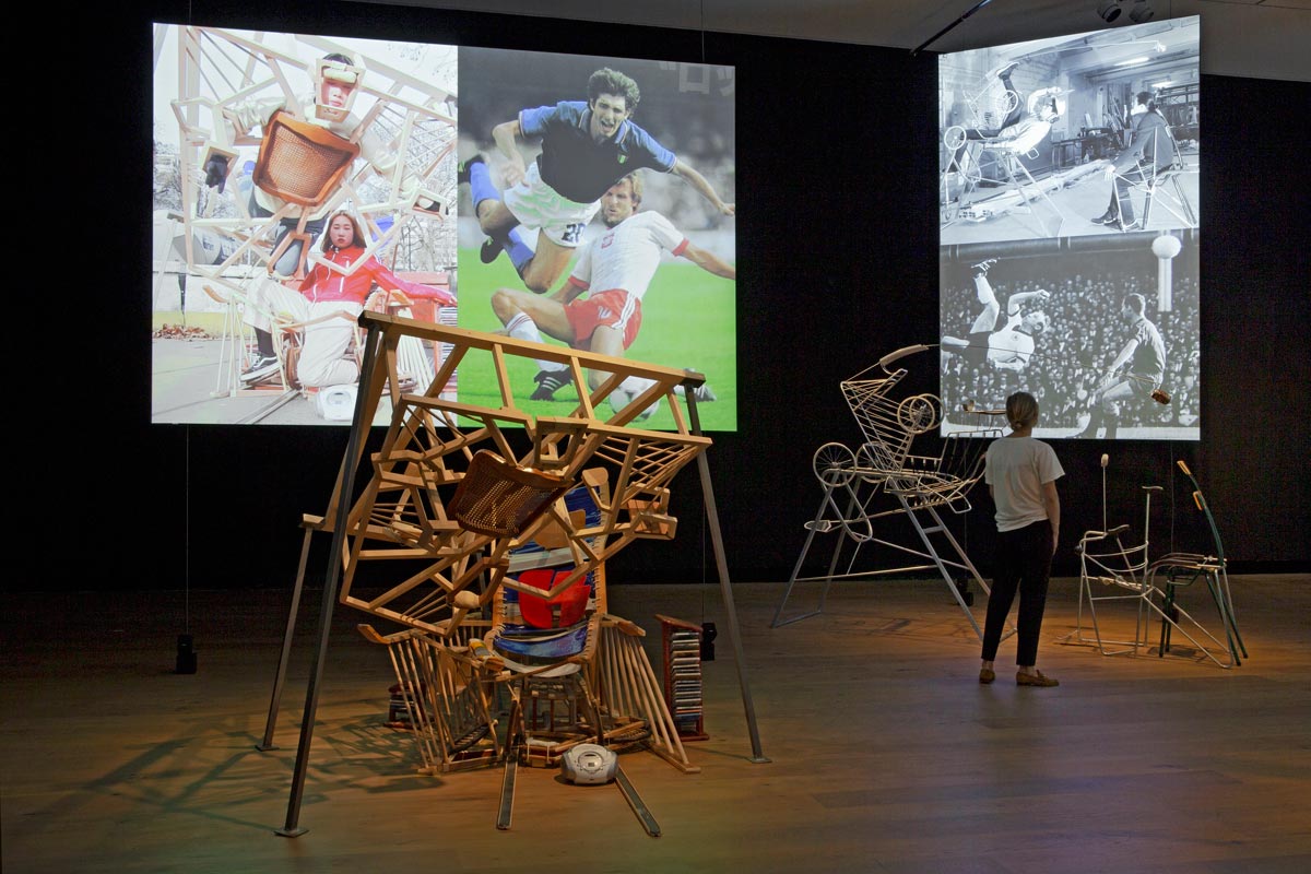 Taro Izumi, Tickled in a dream... maybe? (The cloud fell) (2017; installazione). Copyright Museum Tinguely, Basilea. Ph. Credit Gina Folly
 Taro Izumi, Tickled in a dream... maybe? (The cloud fell) (2017; installazione). Copyright Museum Tinguely, Basilea. Ph. Credit Gina Folly