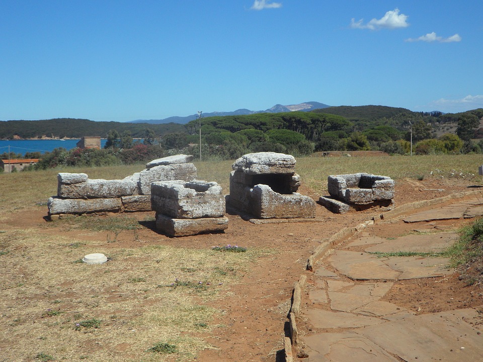 Tombe etrusche nel Parco Archeologico di Baratti e Populonia
