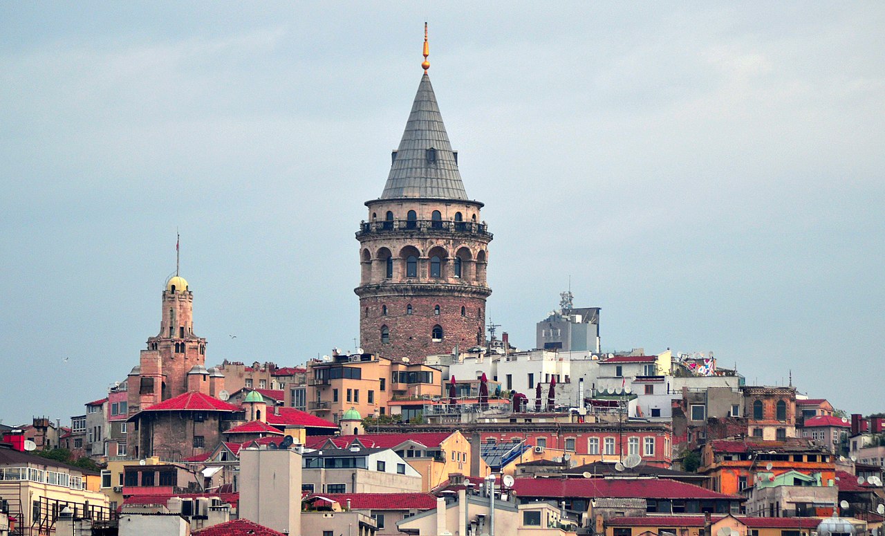 La Torre di Galata nel panorama di Istanbul
