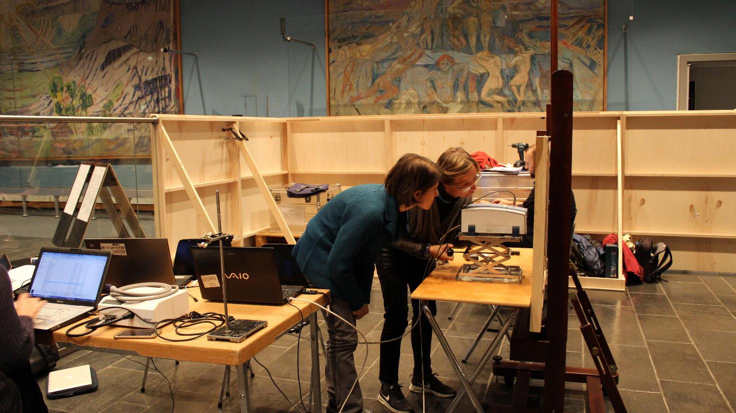 Letizia Monico e Francesca Rosi mentre eseguono analisi non invasive di spettroscopia infrarossa con strumentazione portatile su L'Urlo. Ph. Credit MOLAB (CNR-SCITEC, Italia)
 Letizia Monico e Francesca Rosi mentre eseguono analisi non invasive di spettroscopia infrarossa con strumentazione portatile su L'Urlo. Ph. Credit MOLAB (CNR-SCITEC, Italia)