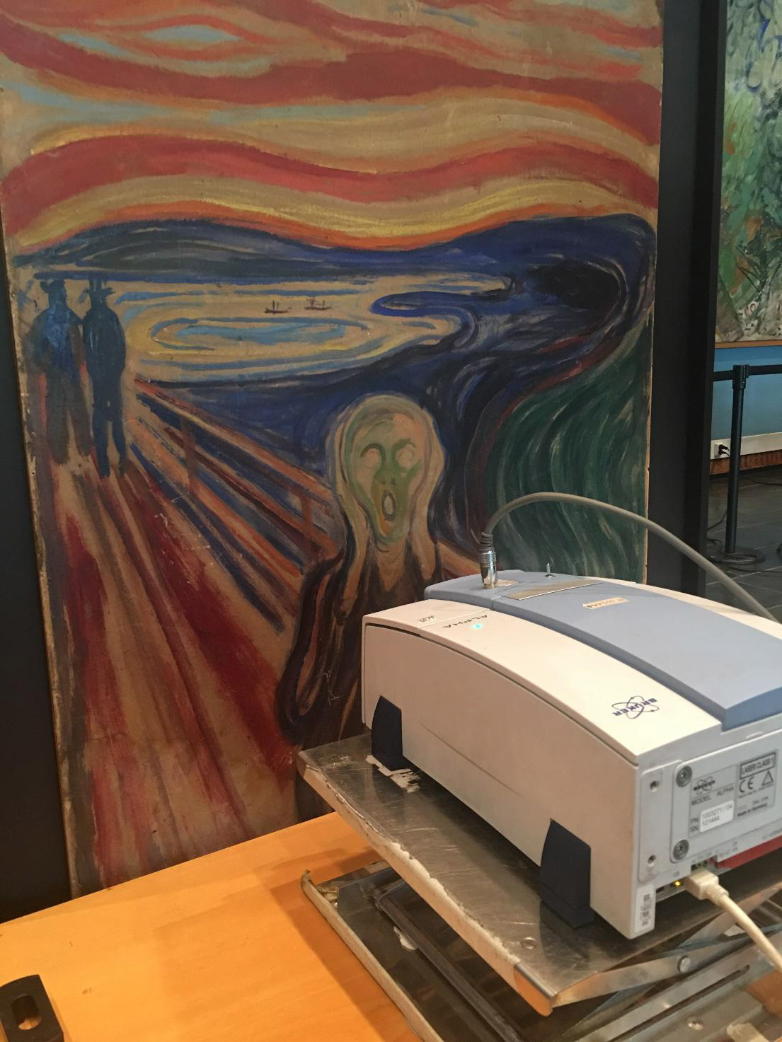 Strumentazione portatile per analisi non invasive di spettroscopia infrarossa mentre esegue indagini su L’Urlo (1910?). Ph. Credit MOLAB (CNR-SCITEC, Italia)
 Strumentazione portatile per analisi non invasive di spettroscopia infrarossa mentre esegue indagini su L’Urlo (1910?). Ph. Credit MOLAB (CNR-SCITEC, Italia)