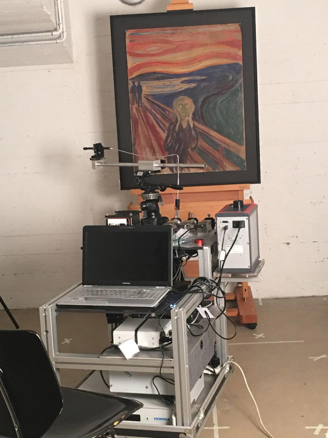 Spettrofotometro portatile di fluorescenza UV-Visibile impiegato durante l’accesso MOLAB eseguito presso il Munch Museum di Oslo per lo studio de L’Urlo (1910?). Ph. Credit Centro di eccellenza SMAArt, Università degli Studi di Perugia
 Spettrofotometro portatile di fluorescenza UV-Visibile impiegato durante l’accesso MOLAB eseguito presso il Munch Museum di Oslo per lo studio de L’Urlo (1910?). Ph. Credit Centro di eccellenza SMAArt, Università degli Studi di Perugia