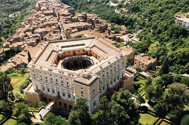 Veduta di Caprarola con, in primo piano, la mle di Palazzo Farnese