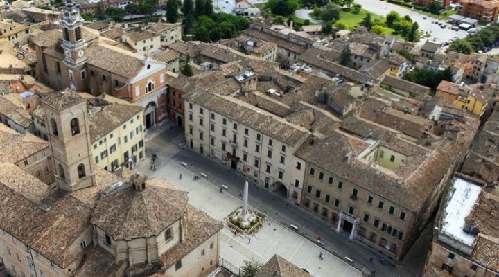 Jesi, la centrale piazza Federico II dall'alto