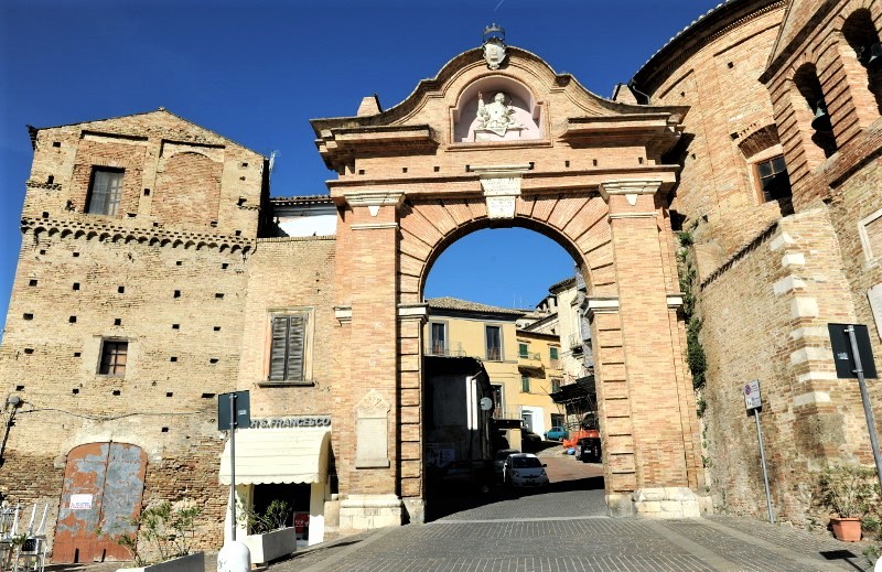 Penne, l'ingresso al borgo medievale