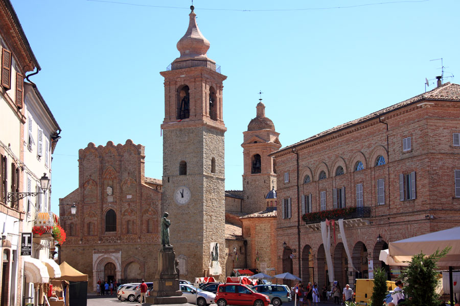 San Ginesio, piazza Gentili. Ph. Credit Alessandro Vecchi