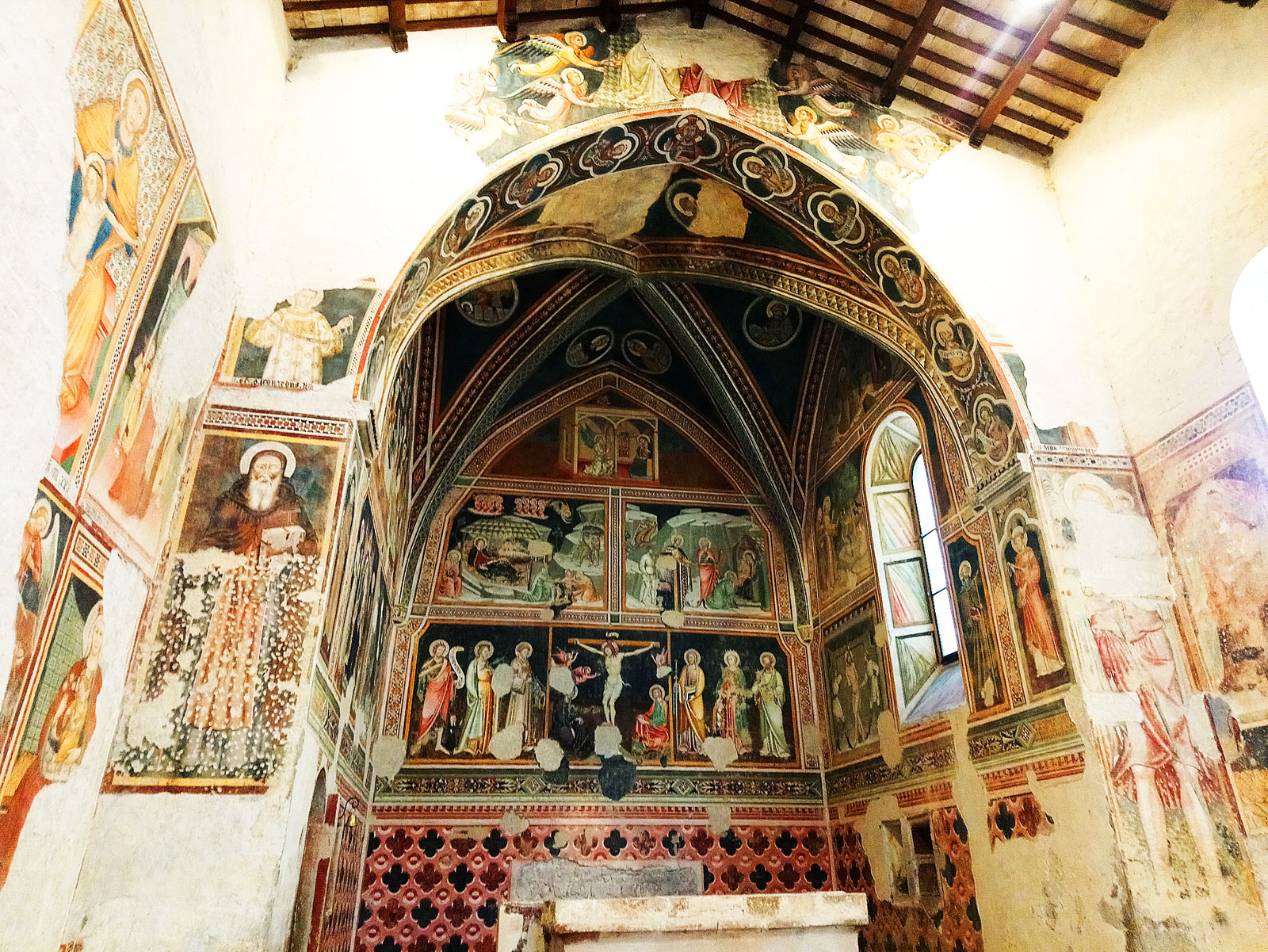 Affreschi nella chiesa di Santa Maria Assunta a Vallo di Nera. Ph. Credit Finestre sull'Arte