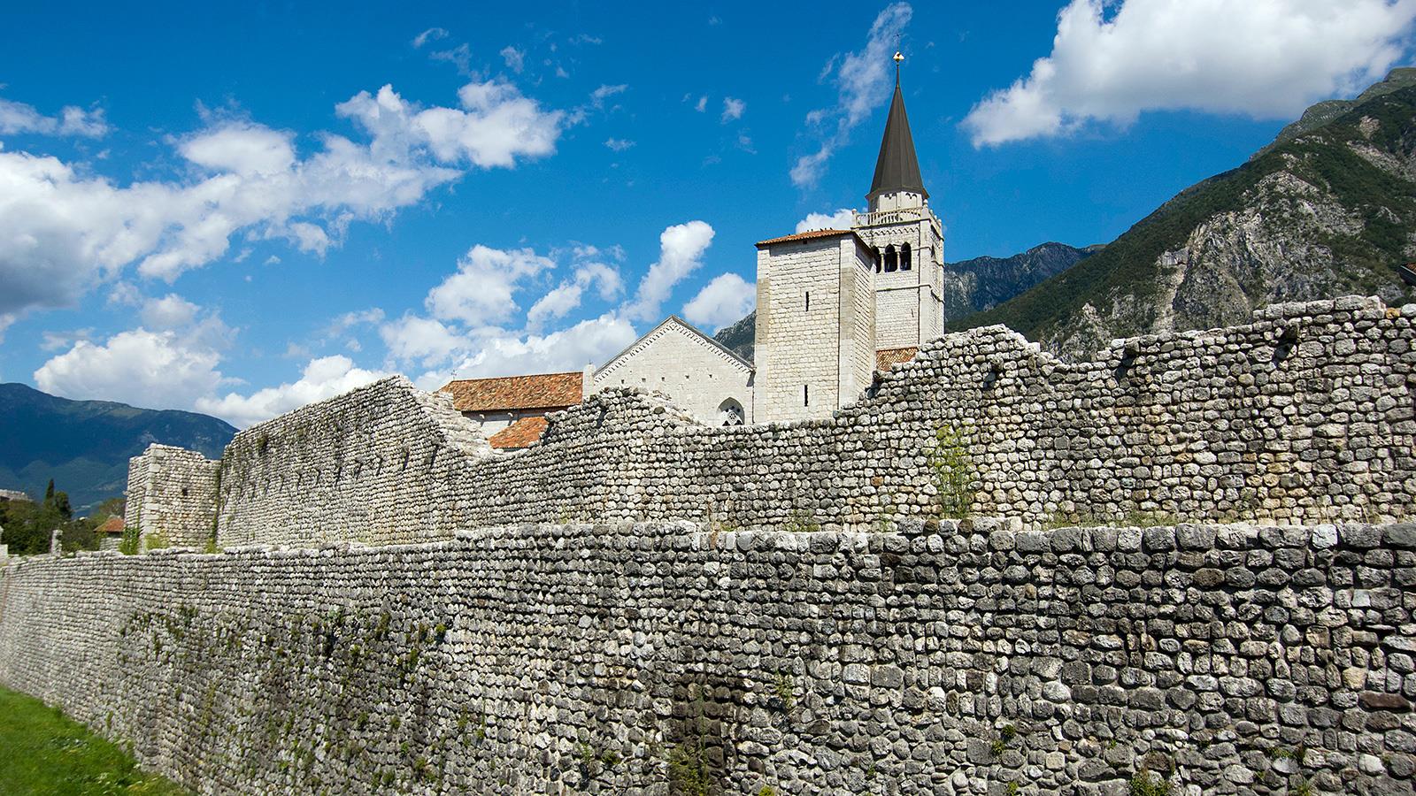 Die Mauern von Venzone und die Kathedrale
