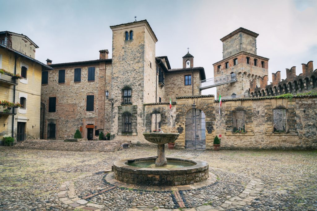 La piazza e la fontana di Vigoleno