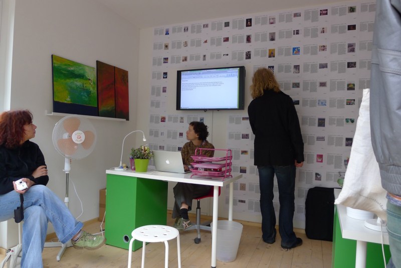 Lori Waxman durante la sua performance 60 wrd/min art critic Lori Waxman durante la sua performance 60 wrd/min art critic