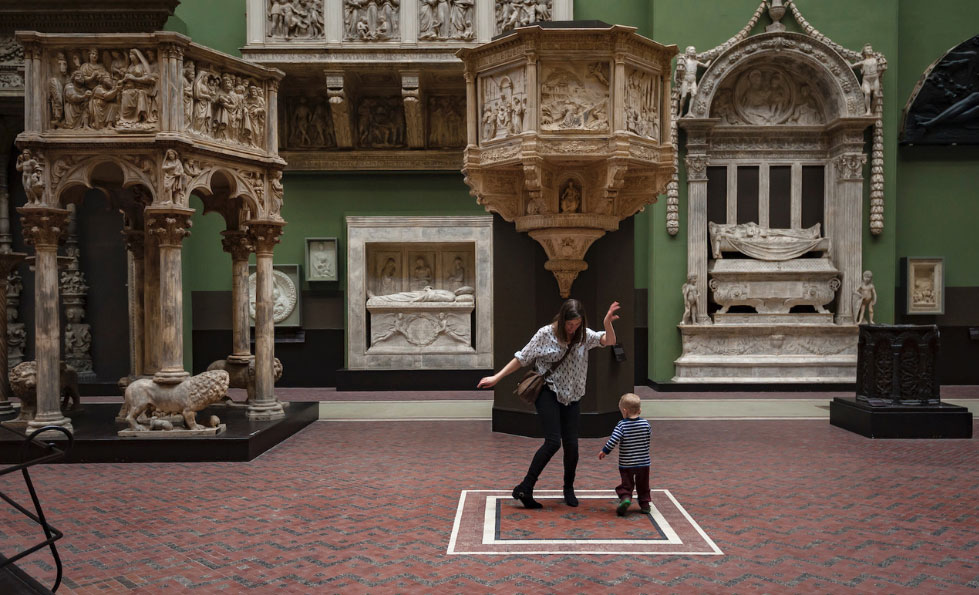 Visitatori al Victoria and Albert Museum di Londra. Fotografia di Massimo Pacifico esposta alla mostra Effetto Museo (Firenze, Museo Marino Marini, dal 21 gennaio al 24 febbraio 2019)
 Visitatori al Victoria and Albert Museum di Londra. Fotografia di Massimo Pacifico esposta alla mostra Effetto Museo (Firenze, Museo Marino Marini, dal 21 gennaio al 24 febbraio 2019)