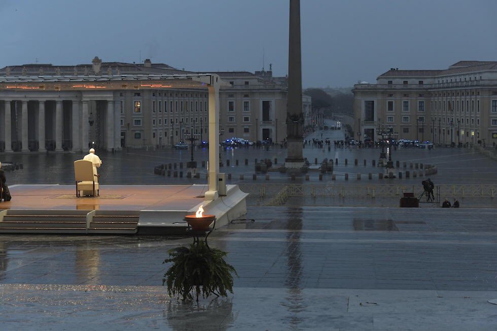 Papa Francesco durante la benedizione Urbi et Orbi del 27 marzo nella piazza San Pietro deserta Papa Francesco durante la benedizione Urbi et Orbi del 27 marzo nella piazza San Pietro deserta