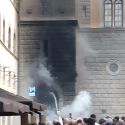 Firenze, incendio in pieno centro, fuoco e fumo in piazza Davanzati