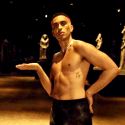 Mahmood gira il nuovo video al Museo Egizio e balla a petto nudo nella Galleria dei Re