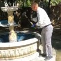 Pescara, sindaco abbatte fontana a martellate per risolvere problema di degrado