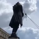 Bristol (Regno Unito), manifestanti abbattono monumento di un mercante di schiavi del '600 