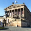 Berlino, danneggiate decine di opere in tre musei: sospetti su complottista di estrema destra
