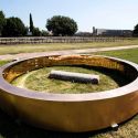 Nel Parco Archeologico del Colosseo un anello bronzeo di oltre quattro metri di diametro. È l'opera site-specific di Francesco Arena