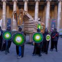 Ambientalisti si travestono da soldati achei e portano un cavallo di Troia al British Museum