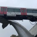 La scultura che salva le vite: a Rotterdam statua ferma salto nel vuoto del treno deragliato