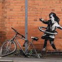 È di Banksy la bambina con hula hoop apparsa a Nottingham
