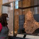 Il governo britannico ai musei: “smettete di rimuovere le statue controverse”