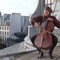 Camille Thomas, la violoncellista suona sui tetti di Parigi per nutrire l'anima
