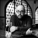 Addio a Carlos Ruiz Zafón, lo scrittore che ha affascinato i lettori di tutto il mondo con la sua saga del Cimitero dei Libri Dimenticati