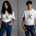 La banana di Cattelan diventa una maglietta che potete acquistare a 22,5 euro per beneficenza