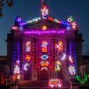 Neon e Bollywood style: la facciata della Tate Britain si trasforma per dare speranza