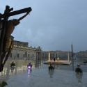 Il Messaggero: “danneggiato il Crocifisso di San Marcello al Corso”. La pioggia avrebbe gonfiato il legno 