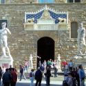 Firenze, Ferragamo restaura i gruppi scultorei di piazza della Signoria con un milione di euro