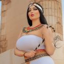 Egitto, modella arrestata per fotografie davanti alle piramidi considerate “inappropriate”