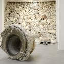 Acqua alta: Fabio Viale riflette sul dramma di Venezia e sullo scorrere del tempo con le sue opere in marmo